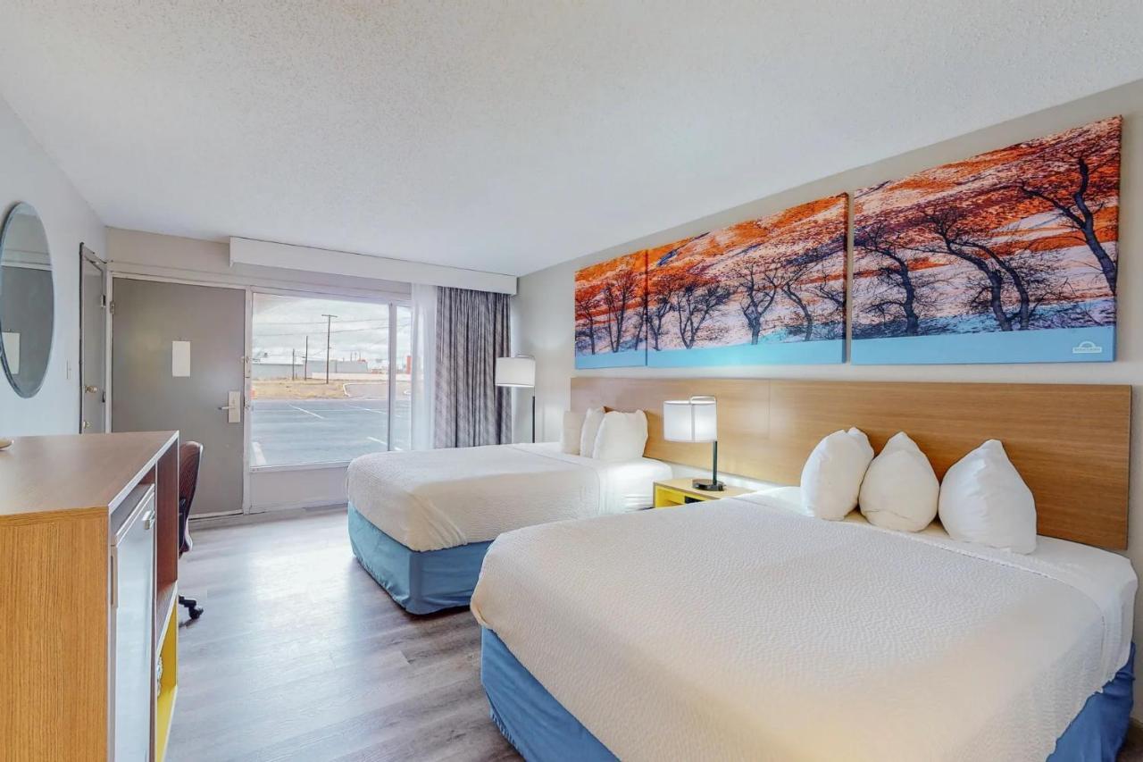 Days Inn By Wyndham Socorro Bagian luar foto