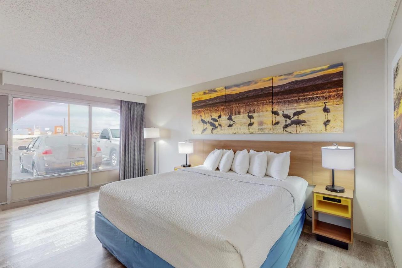 Days Inn By Wyndham Socorro Bagian luar foto