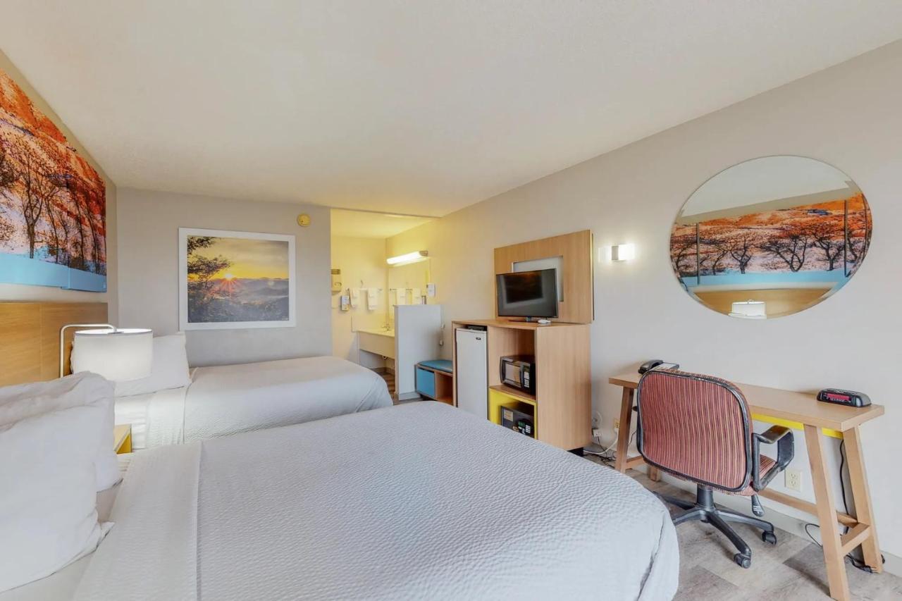 Days Inn By Wyndham Socorro Bagian luar foto