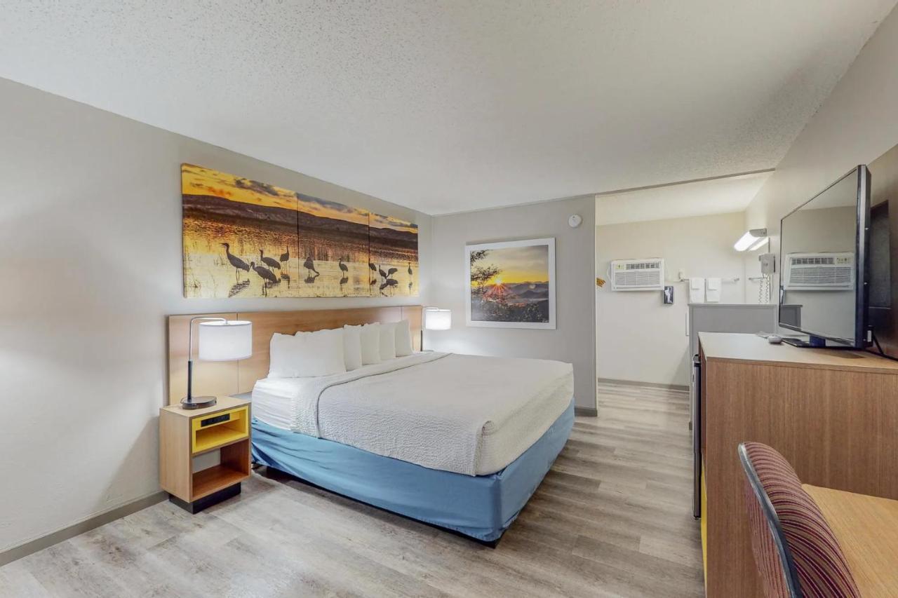 Days Inn By Wyndham Socorro Bagian luar foto