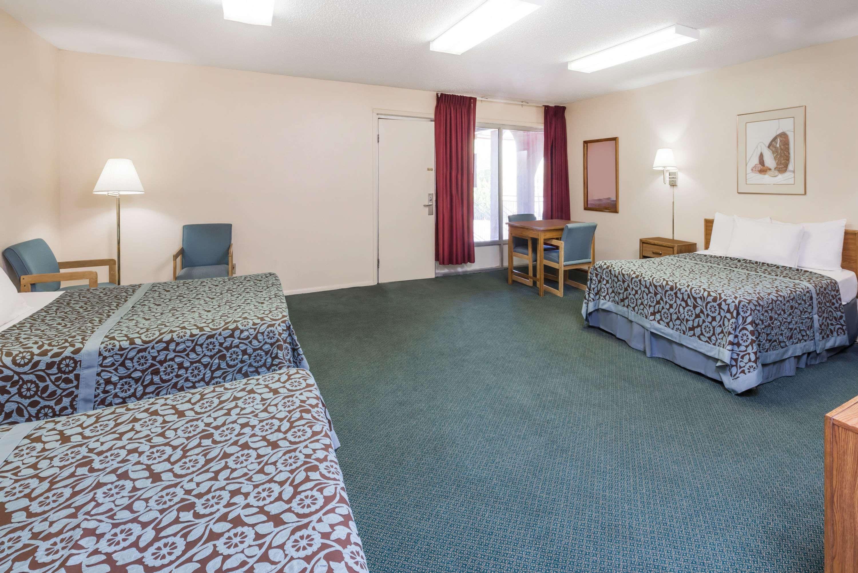 Days Inn By Wyndham Socorro Bagian luar foto