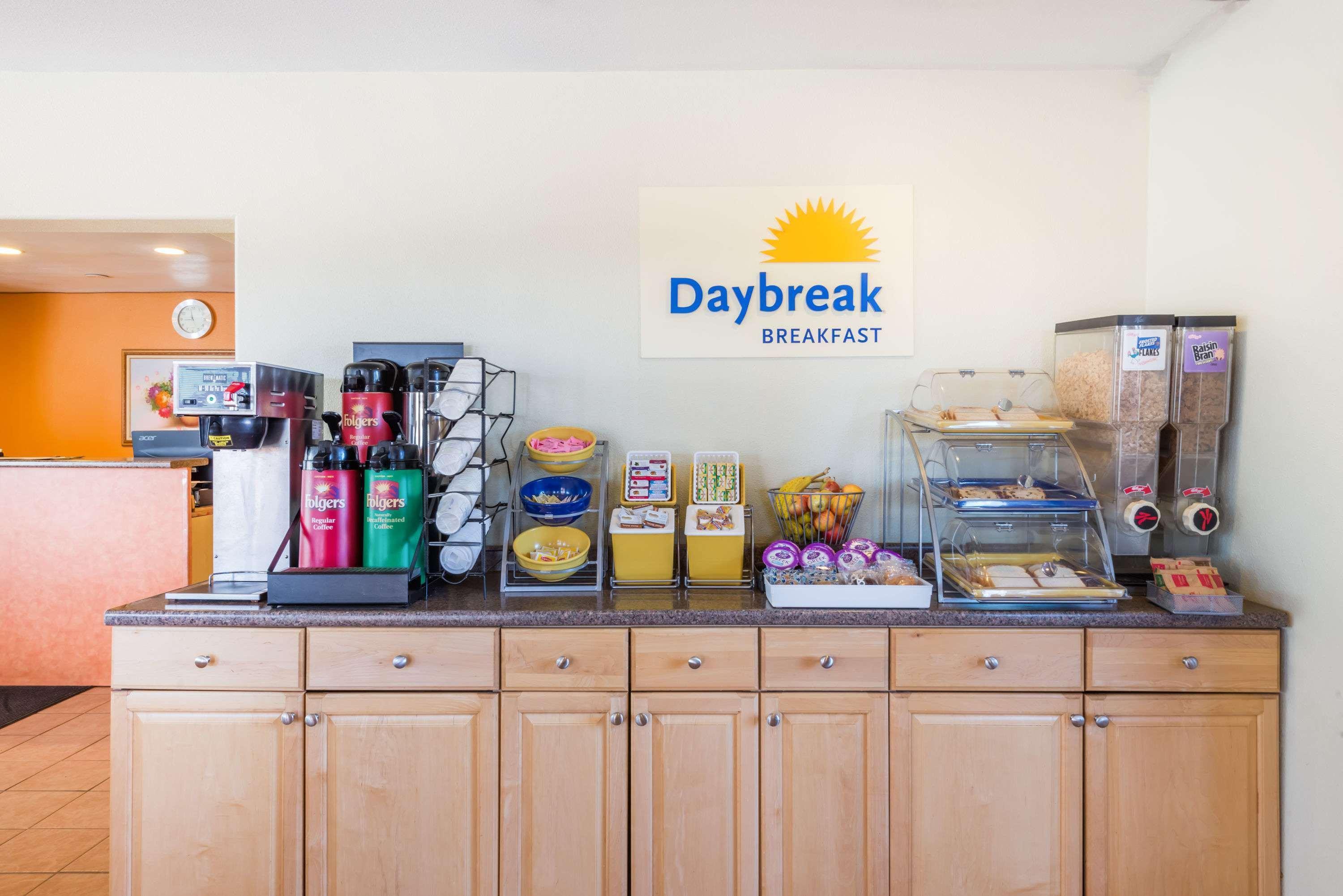 Days Inn By Wyndham Socorro Bagian luar foto