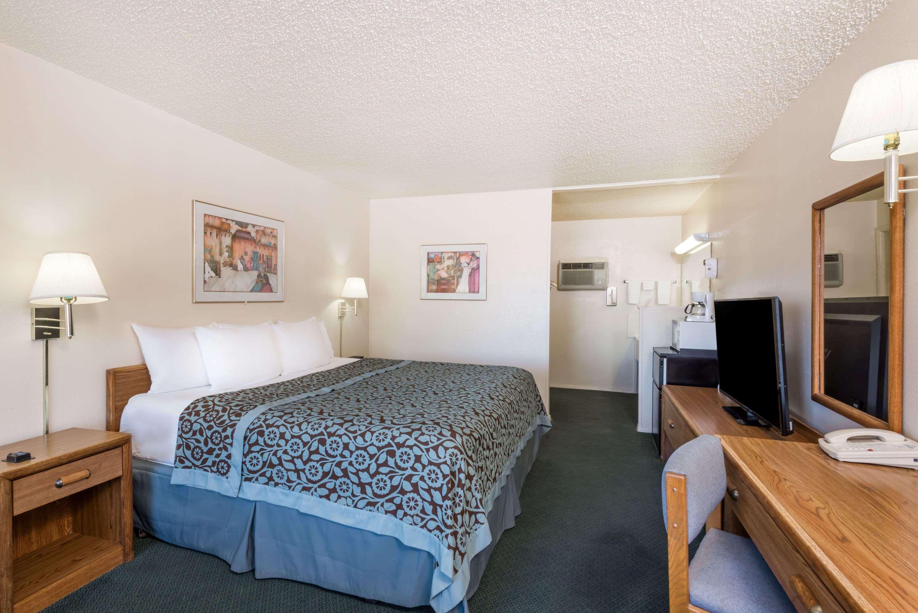 Days Inn By Wyndham Socorro Bagian luar foto