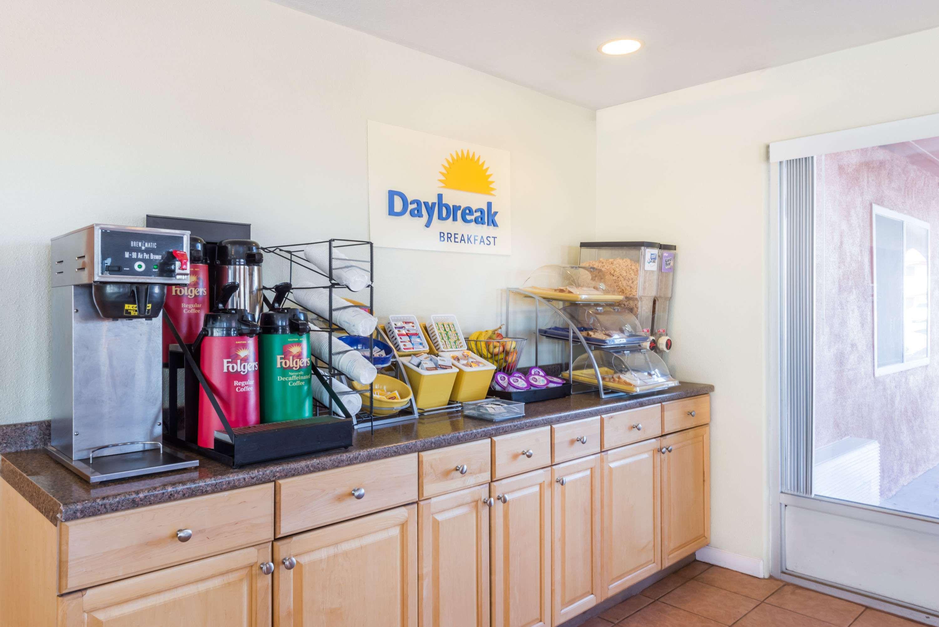 Days Inn By Wyndham Socorro Bagian luar foto
