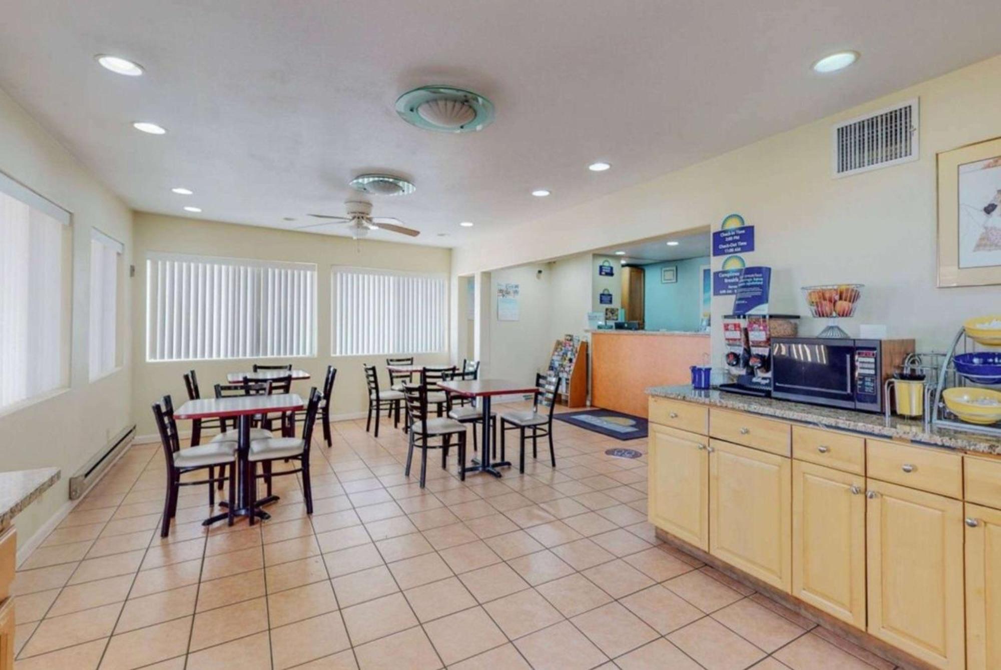 Days Inn By Wyndham Socorro Bagian luar foto