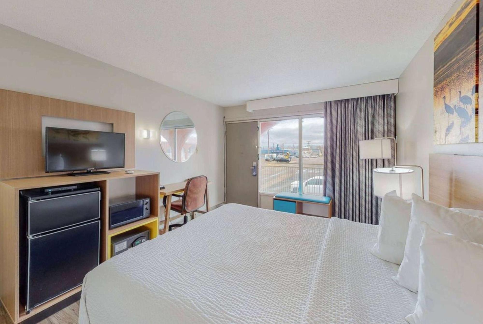 Days Inn By Wyndham Socorro Bagian luar foto