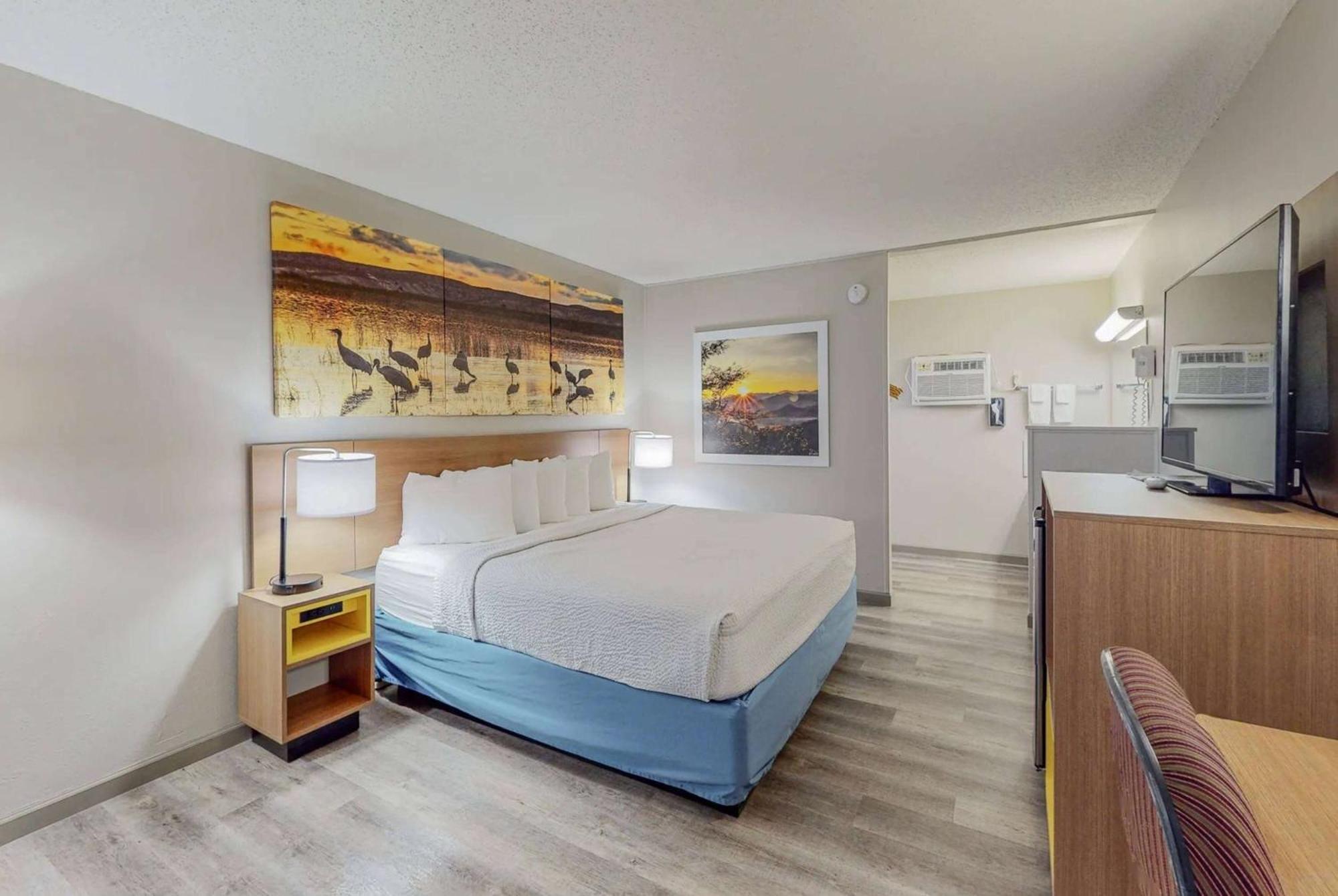 Days Inn By Wyndham Socorro Bagian luar foto