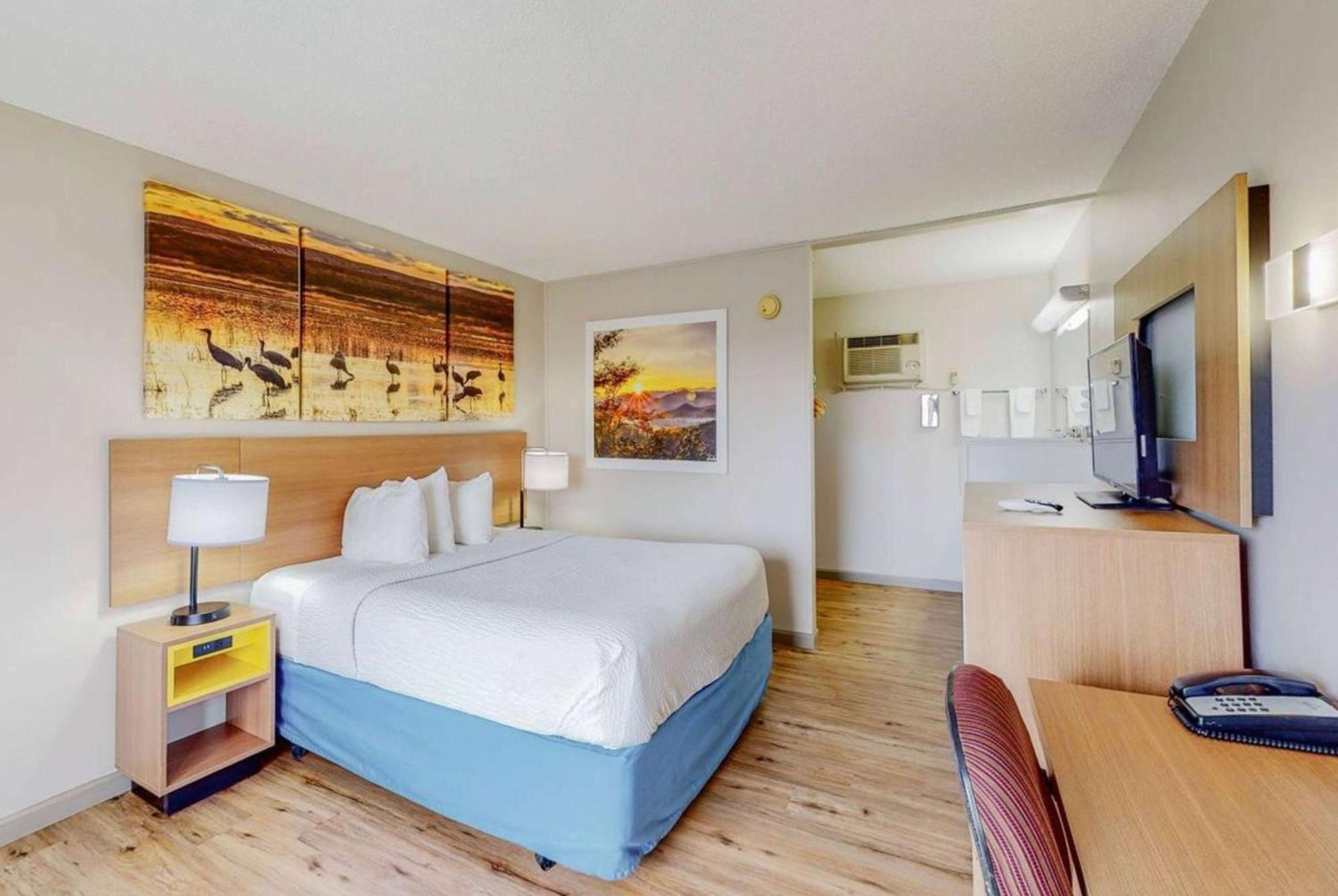 Days Inn By Wyndham Socorro Bagian luar foto