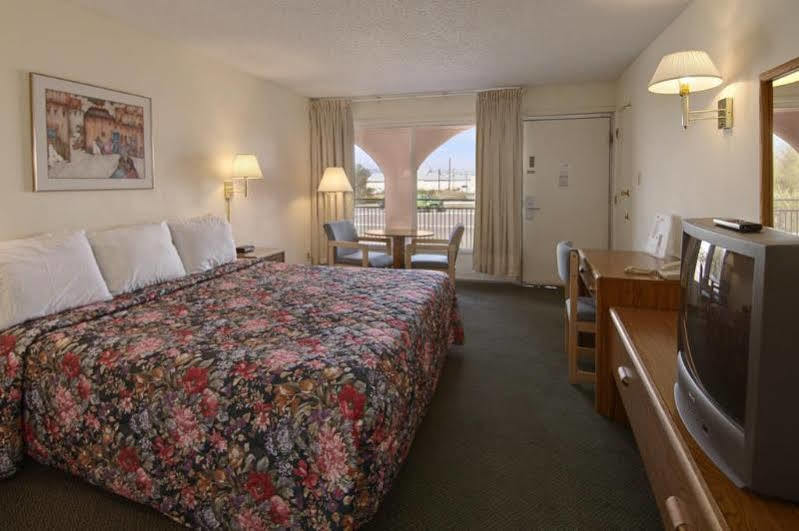 Days Inn By Wyndham Socorro Bagian luar foto